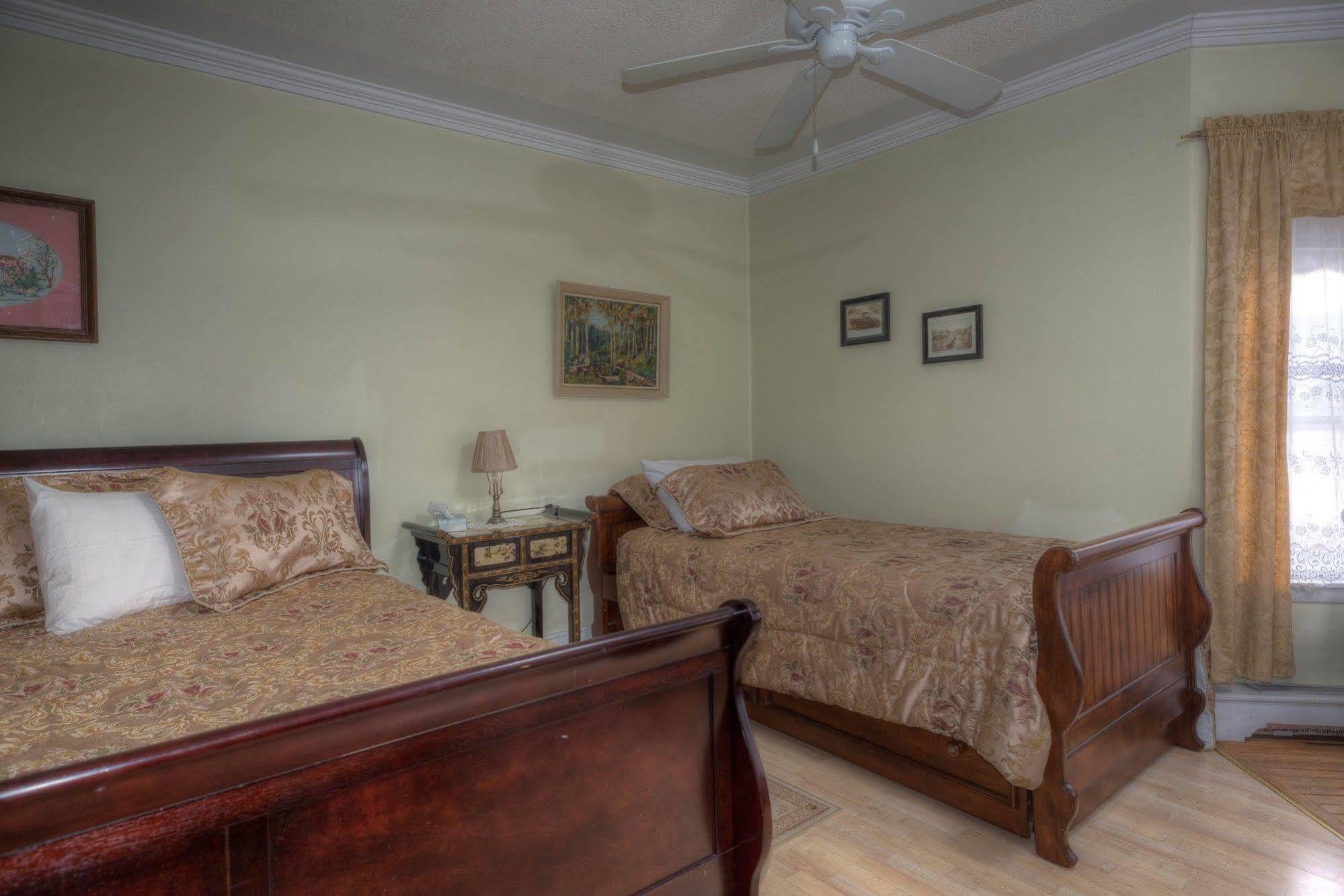 Country Encounters Accommodations Coleman Exterior foto